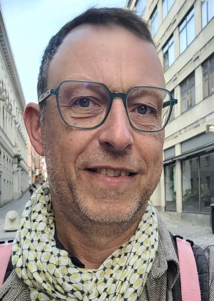 Jonas Ringdahl, porträtt. Står på en gata i Stockholm.